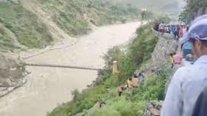 Uttarakhand News: उत्तराखंड में अलकनंदा नदी में जा गिरी यात्रियों से भरी बस, 1 की मौत, कई लापता 2 image 373