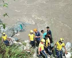 Uttarakhand News: उत्तराखंड में अलकनंदा नदी में जा गिरी यात्रियों से भरी बस, 1 की मौत, कई लापता 3 image 375