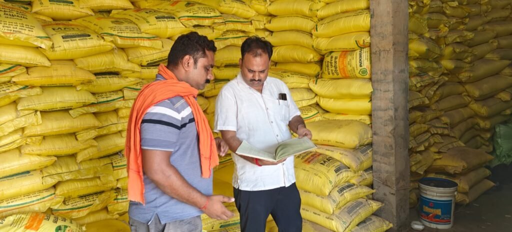Chandauli: चंदौली खाद की दो दुकान में अनियमितता एवं लाइसेंस प्रमाण पत्र न होने से तत्काल प्रभाव से दुकानों के लाइसेंस कर दिया गया निलम्बित 1 WhatsApp Image 2025 07 02 at 2.54.12 PM 2