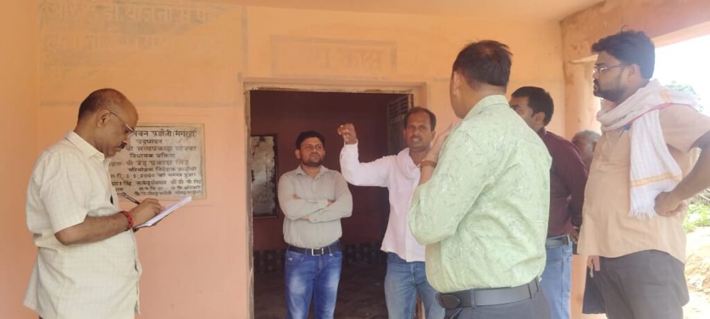 Chandauli: चंदौली जिला पंचायत राज अधिकारी नीरज सिन्हा द्वारा विकास खण्ड नौगढ़ के उक्त ग्राम पंचायत का औचक निरीक्षण किया गया 3 WhatsApp Image 2025 07 04 at 4.43.14 PM 1