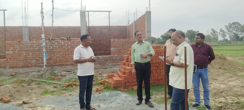 Chandauli: चंदौली जिला पंचायत राज अधिकारी नीरज सिन्हा द्वारा विकास खण्ड नौगढ़ के उक्त ग्राम पंचायत का औचक निरीक्षण किया गया 4 WhatsApp Image 2025 07 04 at 4.43.14 PM