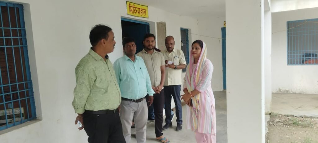 Chandauli: चंदौली जिला पंचायत राज अधिकारी नीरज सिन्हा द्वारा विकास खण्ड नौगढ़ के उक्त ग्राम पंचायत का औचक निरीक्षण किया गया 2 WhatsApp Image 2025 07 04 at 4.43.15 PM