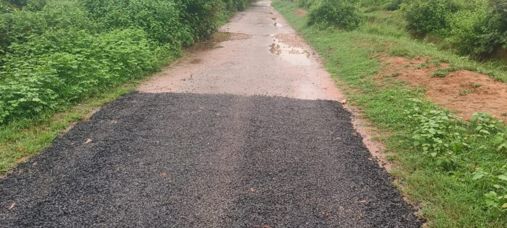 Chandauli: नौगढ़ में तेज बारिश के बीच सड़क मरम्मत पर विवाद, भाजपा नेता ने उठाए सवाल 2 WhatsApp Image 2025 07 16 at 12.37.58 PM 1
