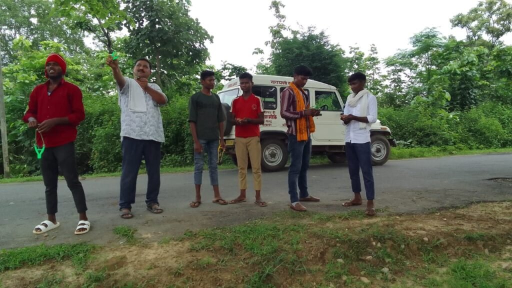 Chadauli News: चंदौली: नौगढ़ के जंगलों में 'गुलेल विधि' से वृक्षारोपण, पर्यावरण संरक्षण को मिली नई दिशा 3 WhatsApp Image 2025 07 21 at 15.18.26 1