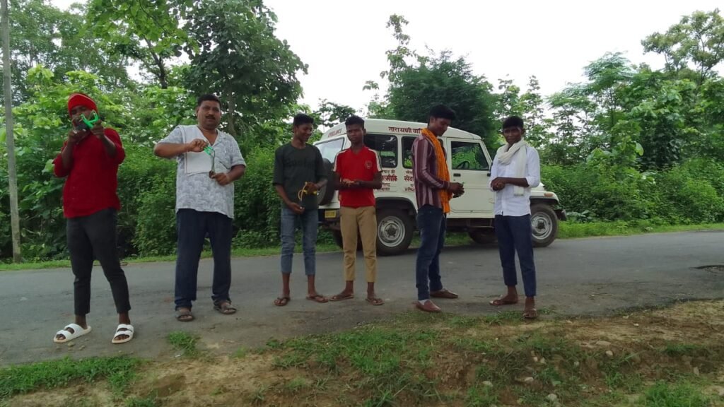 Chadauli News: चंदौली: नौगढ़ के जंगलों में 'गुलेल विधि' से वृक्षारोपण, पर्यावरण संरक्षण को मिली नई दिशा 2 WhatsApp Image 2025 07 21 at 15.18.27