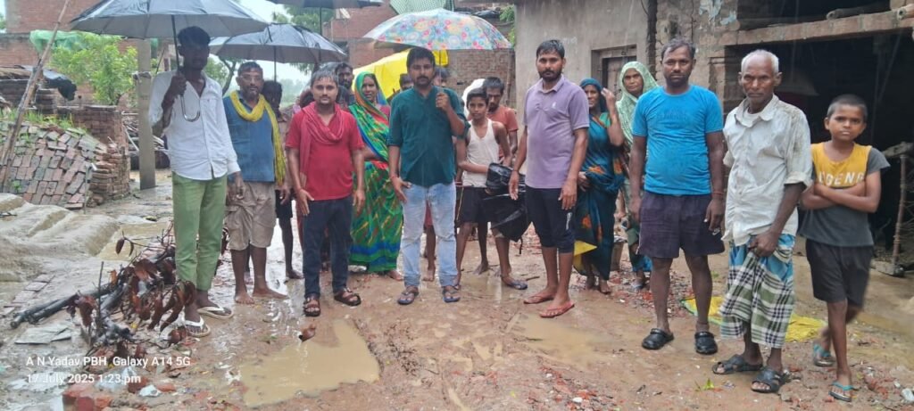Pratapgarh: मुख्य सड़कें गड्ढों में तब्दील, ग्रामीणों में भारी रोष 2 WhatsApp Image 2025 07 22 at 2.01.51 PM