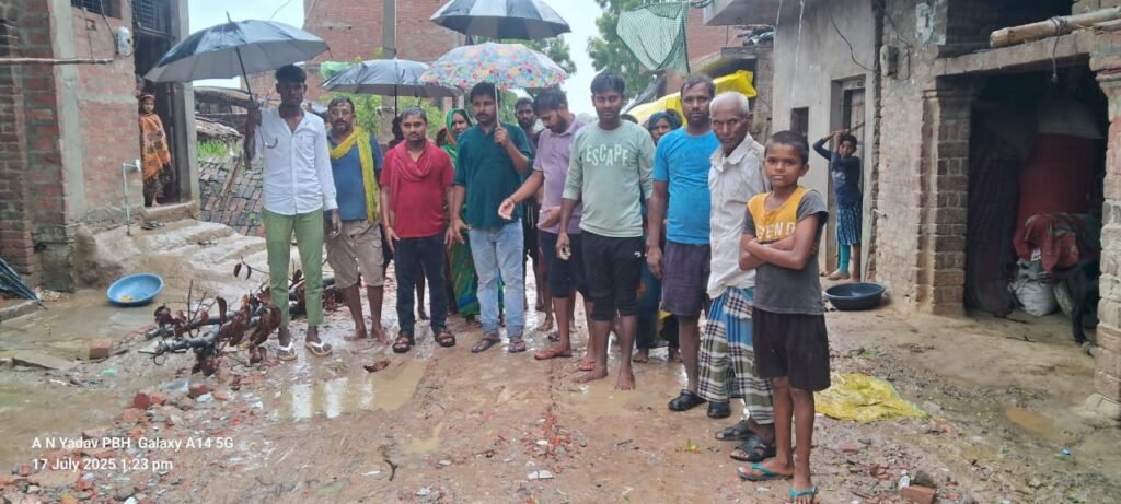 Pratapgarh: मुख्य सड़कें गड्ढों में तब्दील, ग्रामीणों में भारी रोष 3 WhatsApp Image 2025 07 22 at 2.01.52 PM