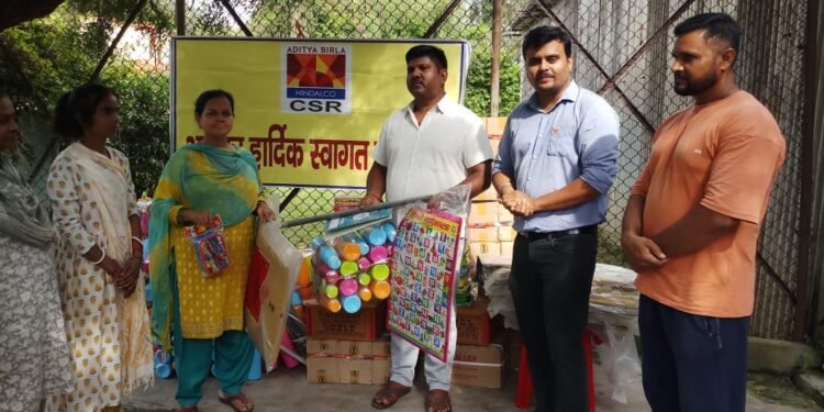 Sonbhadra: नगर पंचायत रेनूकूट में सीएसआर विभाग ने बालवाड़ी शिक्षिकाओं को वितरित की अध्ययन सामग्री 1 WhatsApp Image 2025 07 23 at 11.11.12 AM