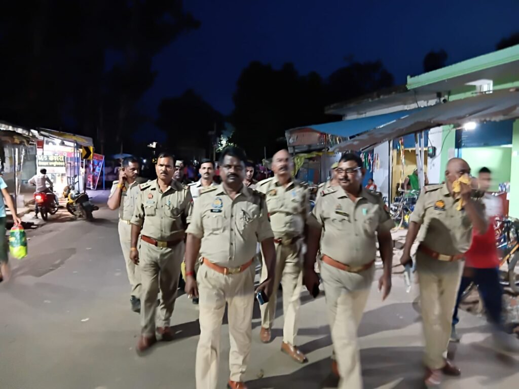 Chandauli: नौगढ़ में पैदल गश्त के दौरान नियमों का उल्लंघन करने वालों पर सख्त कार्रवाई 2 WhatsApp Image 2025 07 24 at 12.31.40 PM