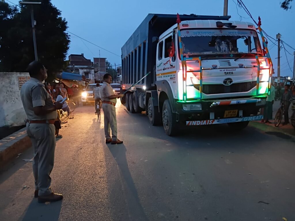 Chandauli: नौगढ़ में पैदल गश्त के दौरान नियमों का उल्लंघन करने वालों पर सख्त कार्रवाई 3 WhatsApp Image 2025 07 24 at 12.31.41 PM
