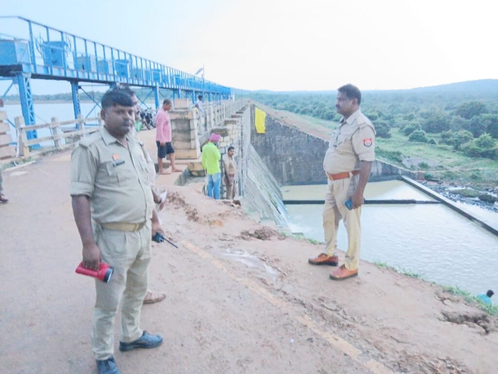 Chandauli: चंदौली चंद्रप्रभा बांध में दर्दनाक हादसा,13 घंटे की मशक्कत के बाद युवक का शव बरामद 2 WhatsApp Image 2025 07 28 at 5.51.49 PM