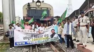 Bihar Chakka Jam: बिहार में बवाल, महागठबंधन का चक्का जाम, गांधी सेतु से लेकर स्टेशन तक हंगामा 2 image 101