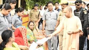 Gorakhpur: सीएम योगी आदित्यनाथ ने जनता दर्शन में सुनीं लोगों की समस्याएं, 67 करोड़ की लागत से बने 11 मंजिला बैरक टॉवर का करेंगे लोकार्पण 2 image 253
