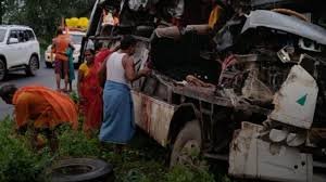Jharkhand Deoghar Accident: कांवड़ियों की बस गैस ट्रक से टकराई, 18 की मौत, 20 घायल, निशिकांत दुबे ने की पुष्टि! 2 image 295