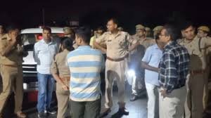 Mathura News: हाइवे पर बड़ी वारदात: चांदी की राखी ला रहे व्यापारियों को मारपीट कर कार सहित अगवा, लूटपाट कर भागे बदमाश 2 image 307