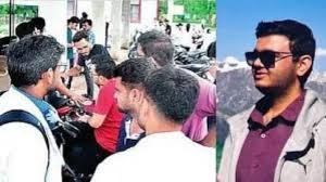 Jhansi News: मेडिकल कॉलेज में एमबीबीएस छात्र की मौत, बेटे की लाश देख बदहवास हुआ लखनऊ के डा. रवि खन्ना का परिवार, बेहोश हुई मां, “अब किसके सहारे जिऊंगी” 2 image 40