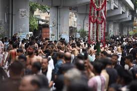 Muharram in Lucknow: लखनऊ में 10वीं मुहर्रम का मातमी जुलूस ! हिंदू संत ने किया मोहर्रम में मातम, एकता और भाईचारे का दिया संदेश 3 image 80