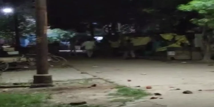 Hardoi News: अभद्र भाषा का विरोध पड़ा महंगा, युवकों ने बिजली मिस्त्री के घर किया पथराव, जाँच में जुटी पुलिस 1 1909250 hardoi news 47