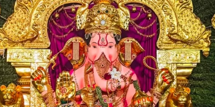 Ganpati 2025: जानिए मुंबई का सबसे अमीर गणपति मंडल कौन है? इतने करोड़ का बीमा कवर किया हासिल 1 1909625 befunky2025 7 410 33 23