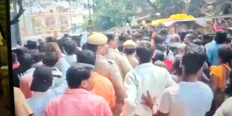 Gorakhpur News: मारपीट में घायल आप नेता की मौत के बाद भारी हंगामा, थानेदार का सिर फटा 1 1912464 gorakhpur news 44