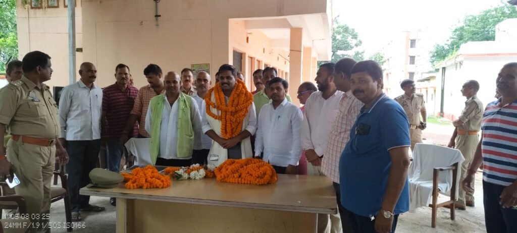Chandauli: चंदौली नौगढ़ में विदाई समारोह: सीएम सिक्योरिटी में स्थानांतरण पर पुलिस क्षेत्राधिकारी आशुतोष को दिया गया विदाई 1 WhatsApp Image 2025 08 04 at 3.42.15 PM