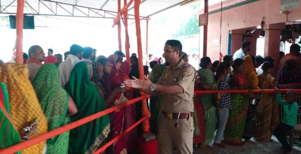 Chandauli: चंदौली हजारों भक्तों ने बाबा जागेश्वर नाथ मंदिर में किया जलाभिषेक पुलिस ने ड्रोन और सीसीटीवी से रखी नजर 1 WhatsApp Image 2025 08 04 at 3.42.38 PM