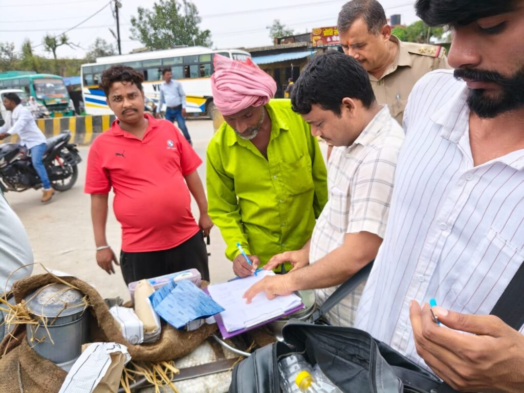 Chandauli: चन्दौली में रक्षाबंधन पर्व को देखते हुए खाद्य सुरक्षा अभियान चलाया गया 1 WhatsApp Image 2025 08 06 at 5.11.28 PM 1