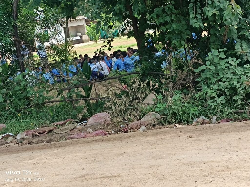 Chandauli: बिना मान्यता स्कूल चला रही संस्था पर ग्रामीणों का हंगामा, डीएम से की शिकायत 1 WhatsApp Image 2025 08 20 at 1.52.19 PM 1