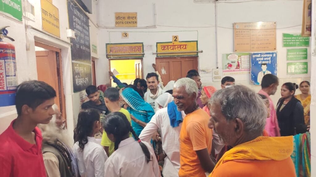 Chandauli: चंदौली प्राथमिक स्वास्थ्य केन्द्र पर मरीजों की उमड़ रही भीड़, बिजली कटौती से हो रही परेशानी 1 WhatsApp Image 2025 08 22 at 5.20.34 PM