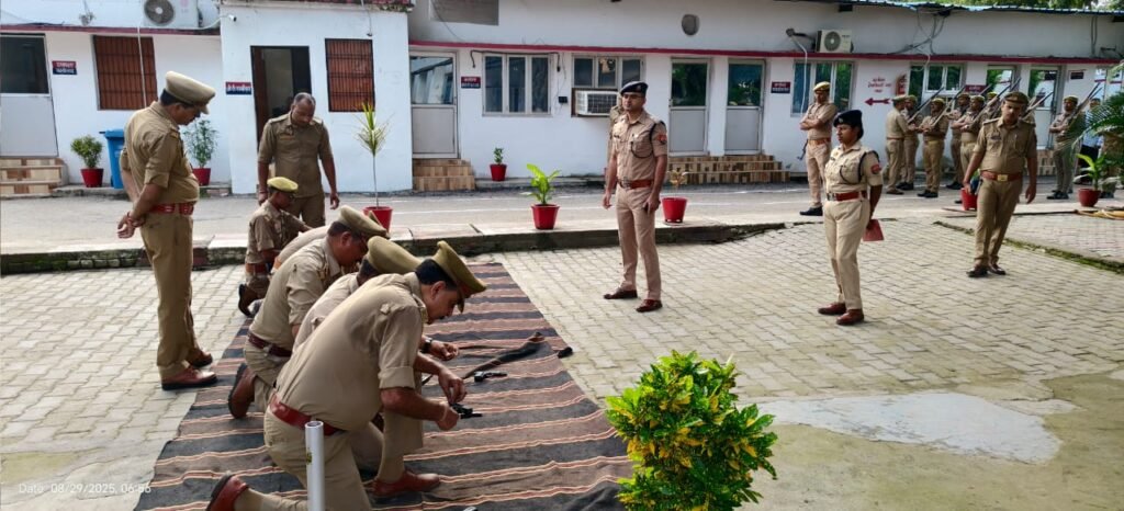 Chandauli: चंदौली पुलिस अधीक्षक चन्दौली द्वारा साप्ताहिक शुक्रवार परेड की ली गई सलामी, किया गया निरीक्षण 2 WhatsApp Image 2025 08 29 at 2.25.44 PM 1