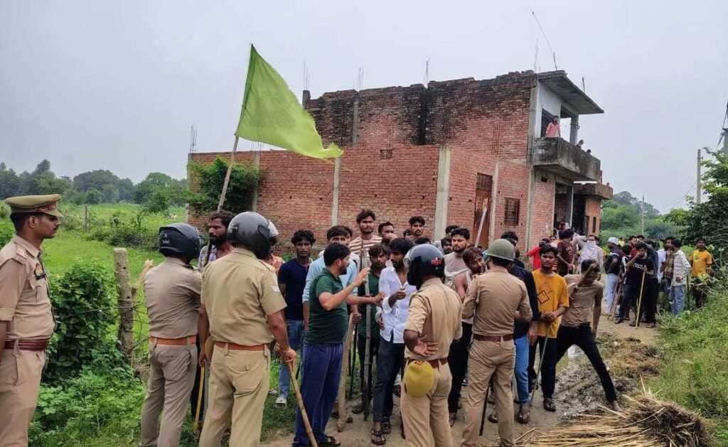 Fatehpur Mandir Makbara Dispute :'मुलायम सिंह की सरकार नहीं, जो गोली चलवा दोगे', फतेहपुर मंदिर मकबरे विवाद के बीच बीजेपी जिला अध्यक्ष की SP को सरेआम धमकी 1 The current image has no alternative text. The file name is: c805ed91-212d-419b-a1ac-8d37a170de9d-1.jpg