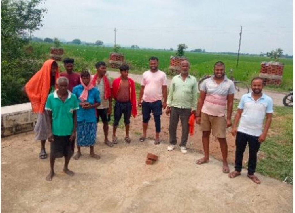 Chandauli: चंदौली मनरेगा में बड़ा फर्जीवाड़ा: महिलाओं के नाम पर भुगतान, फोटो में पुरुष; जेई-सेक्रेटरी की मिलीभगत से चल रहा खेल 1 WhatsApp Image 2025 09 05 at 11.02.53 AM
