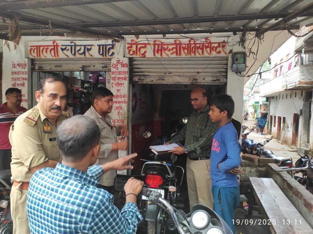 Chandauli: चंदौली पुलिस का "ऑपरेशन बचपन" अभियान : भिक्षावृत्ति में लिप्त बच्चों को दिलाई नई राह 1 WhatsApp Image 2025 09 19 at 5.17.01 PM