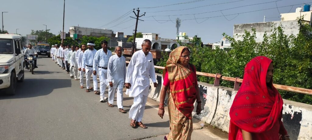 Jalaun News: उरई में विश्व शांति दिवस पर मौन साधना परिवार ने निकाली शांति यात्रा 1 WhatsApp Image 2025 09 21 at 7.04.01 PM