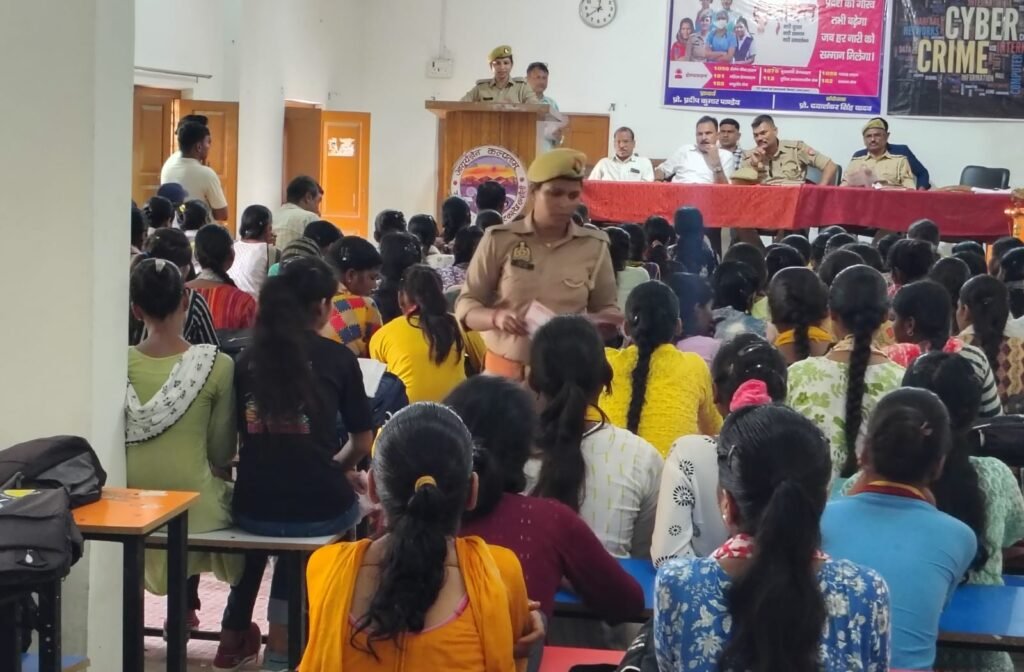 Chandauli: मिशन शक्ति अभियान फेज 5.0 : चंदौली पुलिस ने महिलाओं व बालिकाओं को किया जागरूक 3 WhatsApp Image 2025 09 25 at 2.57.15 PM
