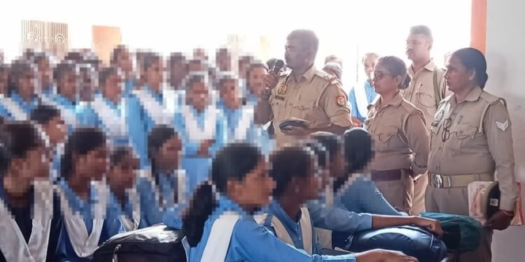 Chandauli: मिशन शक्ति अभियान फेज 5.0 : चंदौली पुलिस ने महिलाओं व बालिकाओं को किया जागरूक 1 WhatsApp Image 2025 09 25 at 2.57.16 PM 1