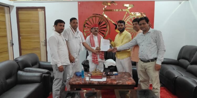 Chandauli: चकिया के शिक्षकों ने सांसद के माध्यम से प्रधानमंत्री को सौंपा ज्ञापन, टेट अनिवार्यता पर जताई आपत्ति 1 WhatsApp Image 2025 09 26 at 5.17.01 PM