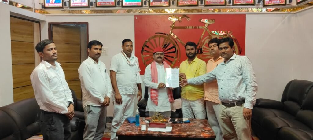 Chandauli: चकिया के शिक्षकों ने सांसद के माध्यम से प्रधानमंत्री को सौंपा ज्ञापन, टेट अनिवार्यता पर जताई आपत्ति 2 WhatsApp Image 2025 09 26 at 5.17.02 PM