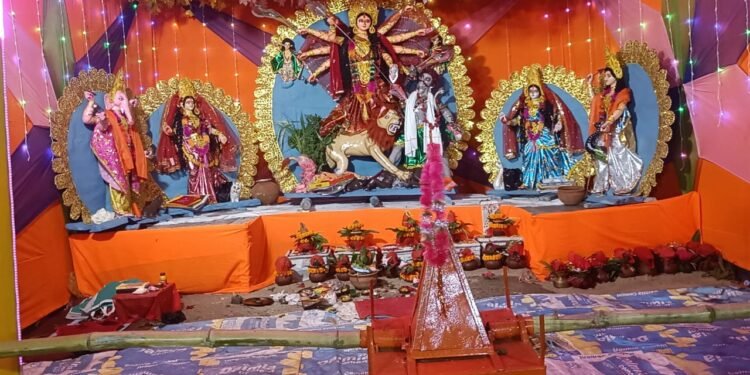 Jharkhand: नवरात्र की सप्तमी पर मां भगवती के पट्ट खुलते ही उमड़ी श्रद्धालुओं की भीड़ 1 WhatsApp Image 2025 09 30 at 11.01.34 AM