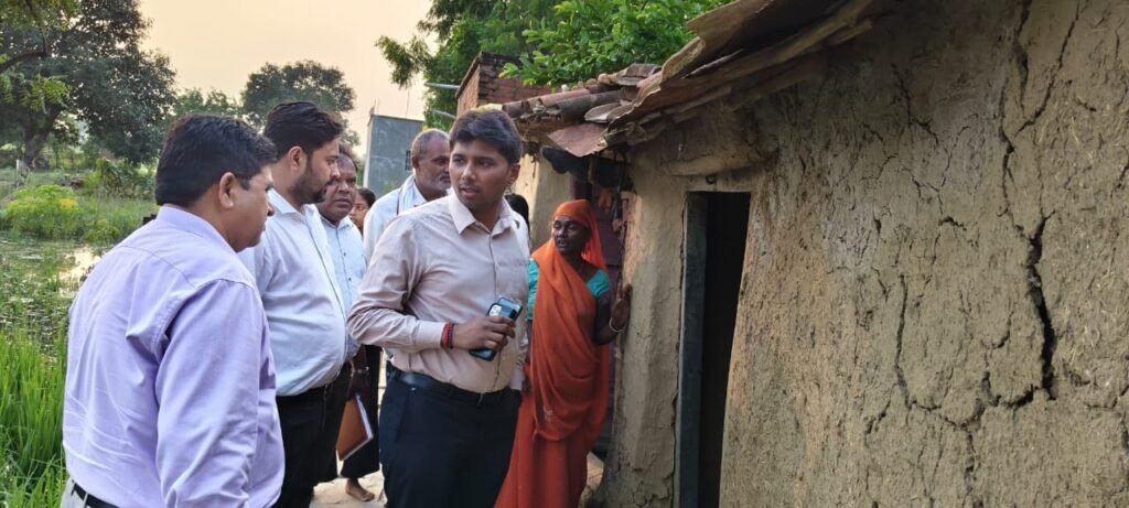 Chandauli: मुख्य विकास अधिकारी ने किया बाढ़ प्रभावित क्षेत्रों का स्थलीय निरीक्षण 1 WhatsApp Image 2025 10 07 at 9.55.20 AM
