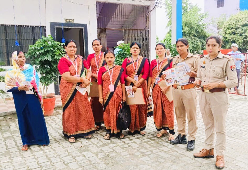 Chandauli: मिशन शक्ति फेज-5.0 के अंतर्गत चंदौली पुलिस द्वारा महिला सुरक्षा एवं सशक्तिकरण हेतु जागरूकता अभियान आयोजित 3 WhatsApp Image 2025 10 31 at 12.30.39 PM