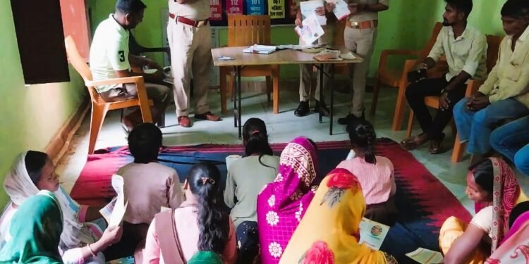 Chandauli: मिशन शक्ति फेज-5.0 के अंतर्गत चंदौली पुलिस द्वारा महिला सुरक्षा एवं सशक्तिकरण हेतु जागरूकता अभियान आयोजित 1 WhatsApp Image 2025 10 31 at 12.30.40 PM
