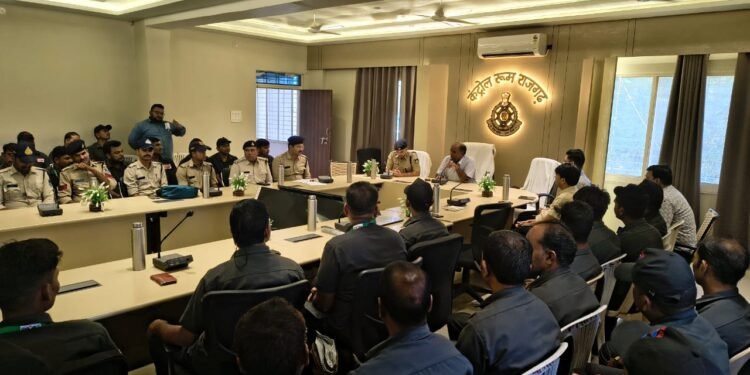 MP News: राजगढ़ में डायल 112 के चालकों का ड्राइविंग टेस्ट एवं मेडिकल टीम द्वारा सीपीआर प्रशिक्षण सम्पन्न। 1 WhatsApp Image 2025 11 05 at 4.59.31 PM