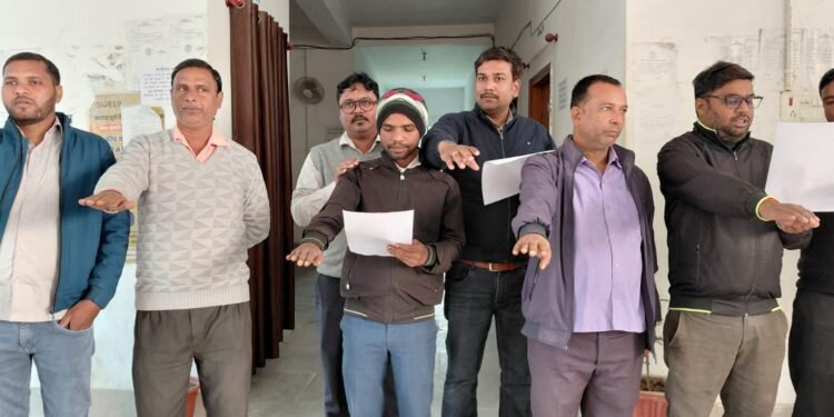 Jharkhand: सतबरवा प्रखंड सह अंचल विकास पदाधिकारी ने चलाई नशा मुक्ति शपथ अभियान। 1 WhatsApp Image 2025 11 19 at 5.39.24 PM