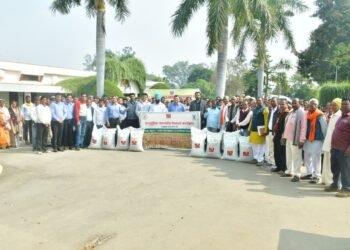 Sonbhadra: हिण्डाल्को सी.एस.आर. द्वारा आई.सी.ए.आर. मऊ द्वारा प्रदत्त गेहूँ बीज का किया गया वितरण 16 WhatsApp Image 2025 11 26 at 10.32.15 AM 1