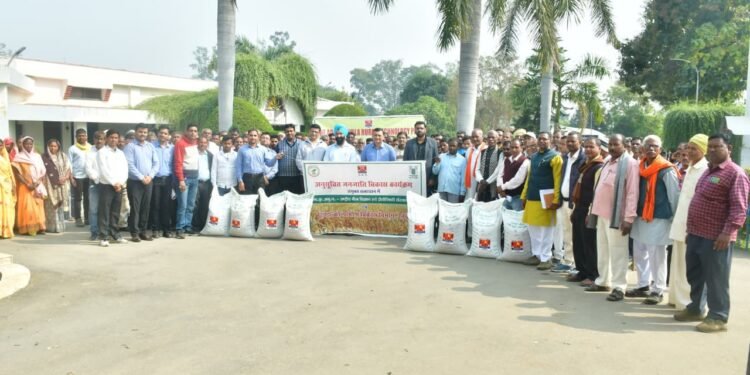Sonbhadra: हिण्डाल्को सी.एस.आर. द्वारा आई.सी.ए.आर. मऊ द्वारा प्रदत्त गेहूँ बीज का किया गया वितरण 1 WhatsApp Image 2025 11 26 at 10.32.15 AM 1