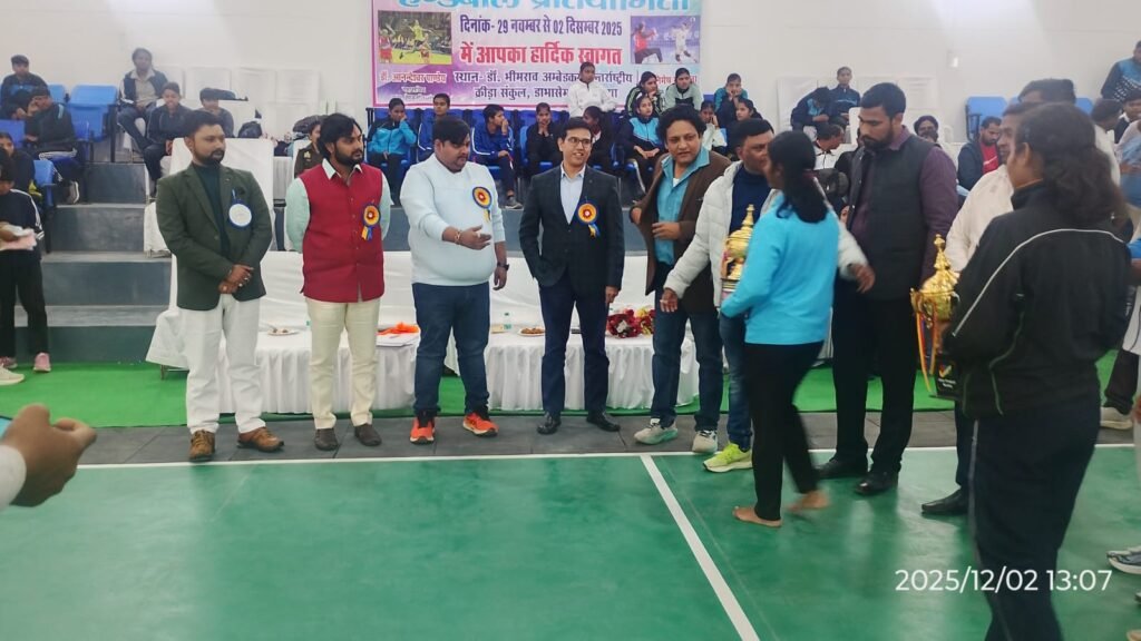 Uttar Pradesh: अयोध्या में हैंडबॉल खिलाड़ियों का हौसला बढ़ाने पहुंचे खेल पदाधिकारी 2 WhatsApp Image 2025 12 02 at 4.19.03 PM 1