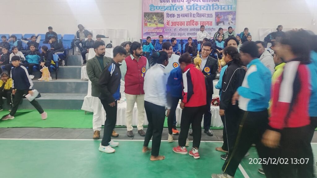 Uttar Pradesh: अयोध्या में हैंडबॉल खिलाड़ियों का हौसला बढ़ाने पहुंचे खेल पदाधिकारी 3 WhatsApp Image 2025 12 02 at 4.19.03 PM