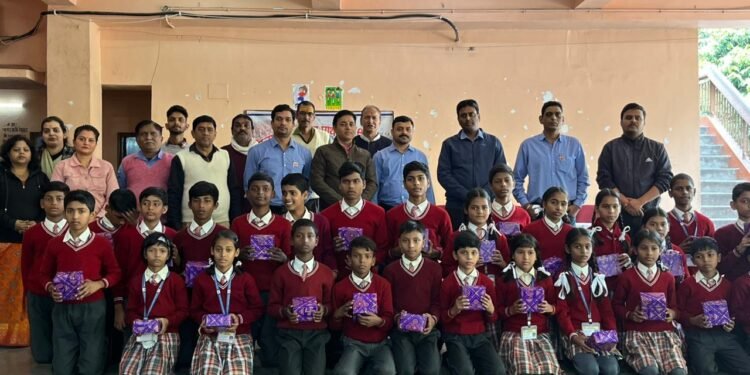Sonbhadra: महिला मण्डल उच्च प्राथमिक विद्यालय मे खेल प्रतियोगिता का आयोजन एवं प्रतिभावान विद्यार्थियों का सम्मान 1 WhatsApp Image 2025 12 04 at 9.55.33 PM 1