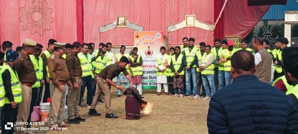 Chandauli: नागरिक सुरक्षा वार्डन एवं स्वयंसेवकों का क्षमता निर्माण प्रशिक्षण जारी 1 WhatsApp Image 2025 12 18 at 12.16.18 PM 1